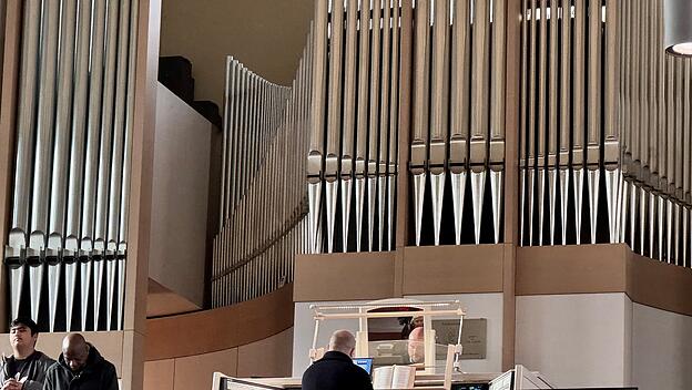 Im &bdquo;Kleinen Michel&ldquo; von St. Ansgar in Hamburg spielt der Musikwissenschaftler Dr. Christoph Weyer die Orgel in der Sonntagsmesse.
