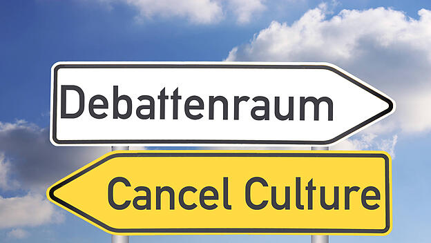 Symbolbild zum Thema Cancel Culture in Deutschland: Wegweiser zeigen die Richtungen Cancel Culture und Debattenraum an