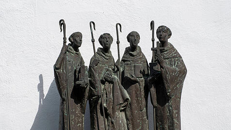 Wandskulptur der Mönche Robert von Molesme, Alberich von Citeaux, Stephan Harding, Bernhard von Clairvaux (v.l.)