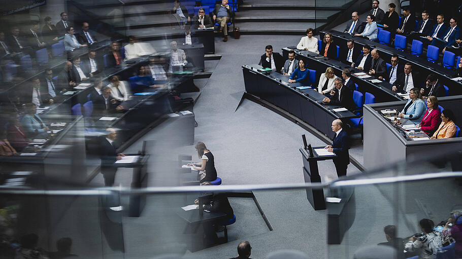 Olaf Scholz (SPD), Bundeskanzler, gibt eine Regierungserklaerung im Rahmen einer Sitzung des Deutschen Bundestages in Be