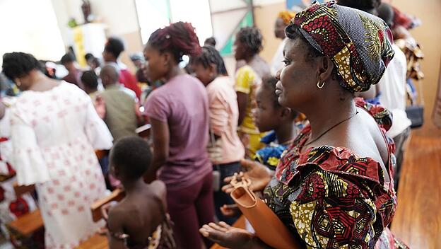 Frauen in Burkina Faso beim Gottesdienst