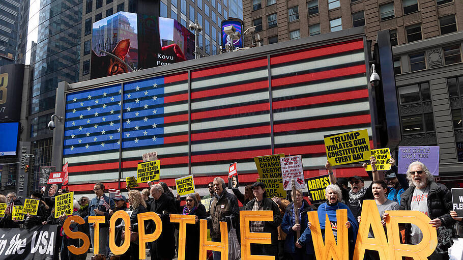 Demonstration gegen Trumps Krieg gegen den Iran in New York