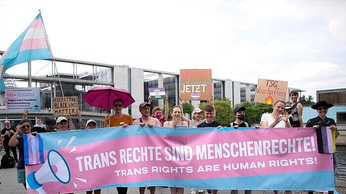 Kundgebung Selbstbestimmungsgesetz DEU, Deutschland, Germany, Berlin, 30.06.2022 Kundgebung der LGBTQIA+ Community unter