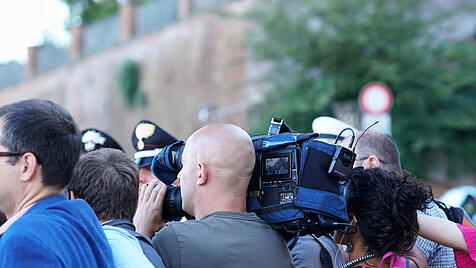 Wer kriegt die l&auml;ngste Sendezeit? In Italien schafft das Gesetz "Par Condicio" gleiche Konditionen f&uuml;r alle politischen Parteien und damit demokratische Transparenz.