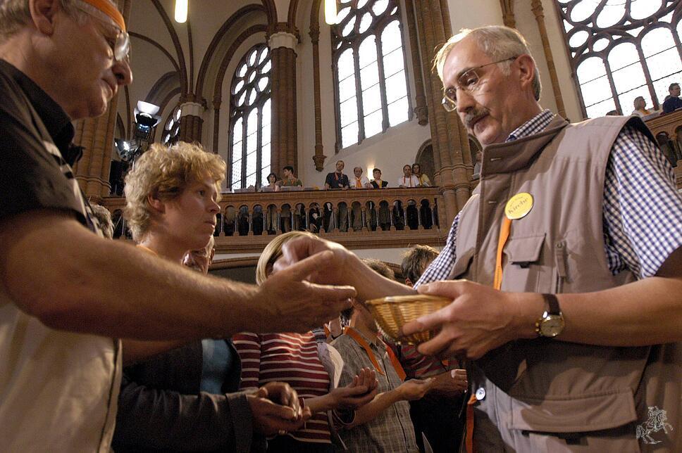 Realität in deutschen Kirchen landauf, landab: Ein Laie teilt die Kommunion aus.