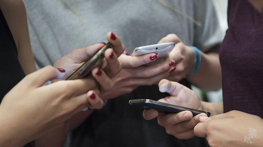 Mädchen mit Smartphones