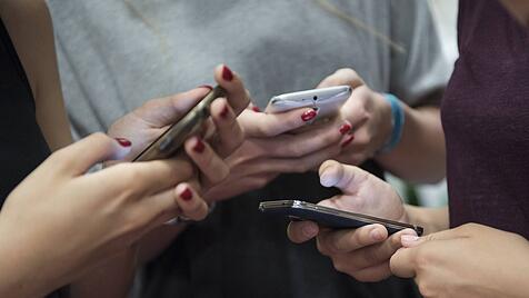 M&auml;dchen mit Smartphones