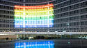 Regenbogenflagge vor dem EU-Parlamentsgeb&auml;ude in Br&uuml;ssel