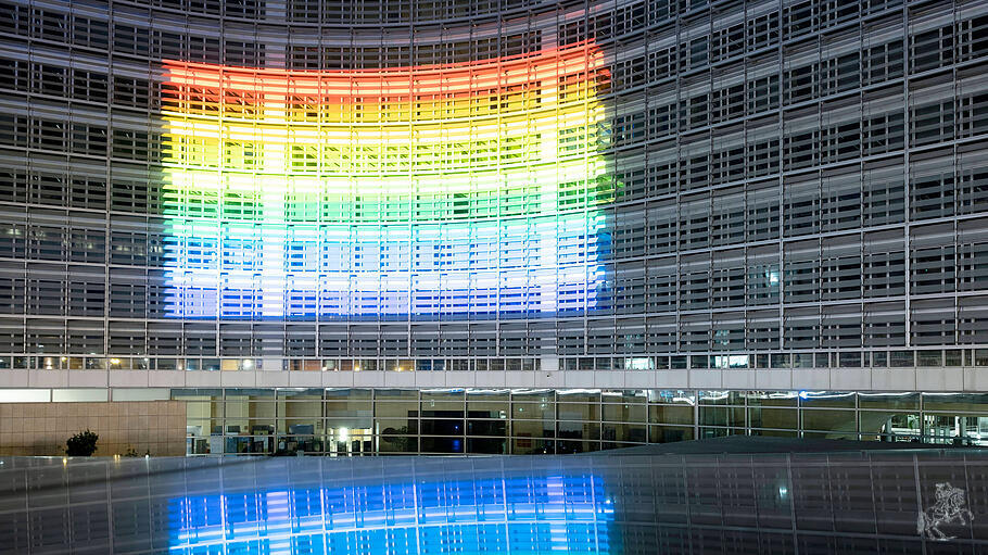 Regenbogenflagge vor dem EU-Parlamentsgebäude in Brüssel