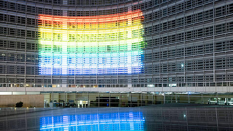 Regenbogenflagge vor dem EU-Parlamentsgeb&auml;ude in Br&uuml;ssel