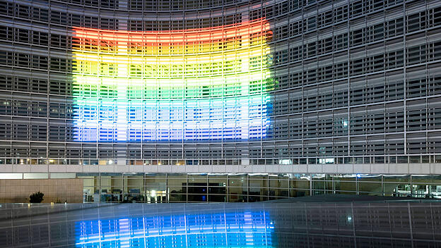 Regenbogenflagge vor dem EU-Parlamentsgeb&auml;ude in Br&uuml;ssel