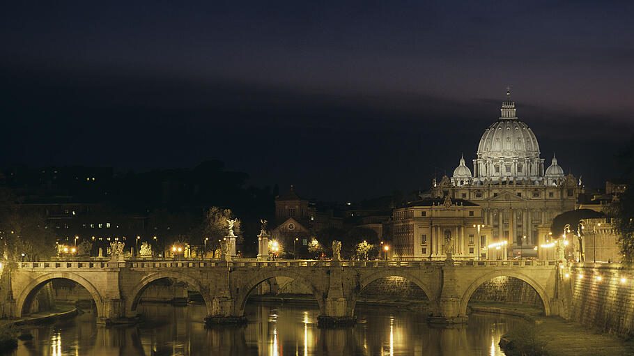 Petersdom bei Nacht