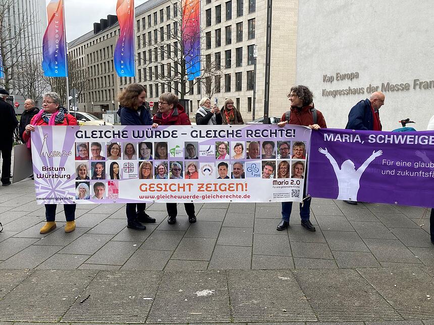 Demos vor der Tür des Synodalen Weges