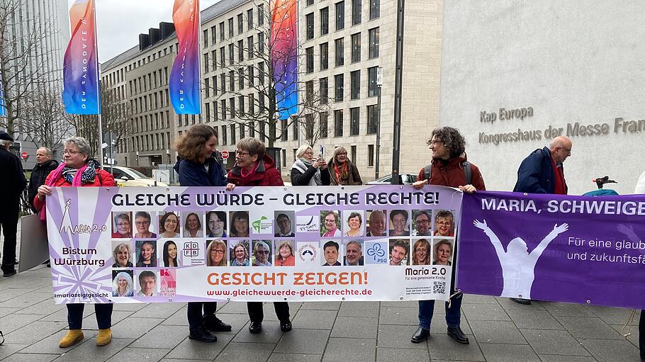 Demos vor der Tür des Synodalen Weges