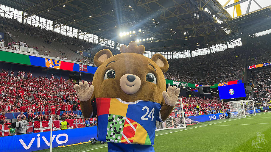 Maskottchen Albärt beim Spiel Deutschland gegen Dänemark in Dortmund
