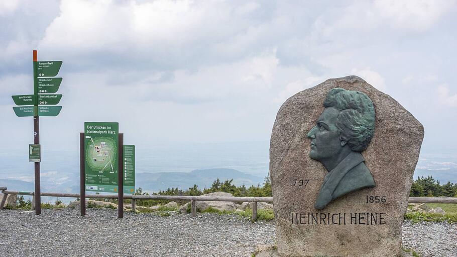 Das Heine-Denkmal auf dem Brocken mit Blick in den Harz erinnert an den großen Dichter der Deutschen.