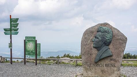 Das Heine-Denkmal auf dem Brocken mit Blick in den Harz erinnert an den gro&szlig;en Dichter der Deutschen.