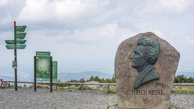 Das Heine-Denkmal auf dem Brocken mit Blick in den Harz erinnert an den großen Dichter der Deutschen.