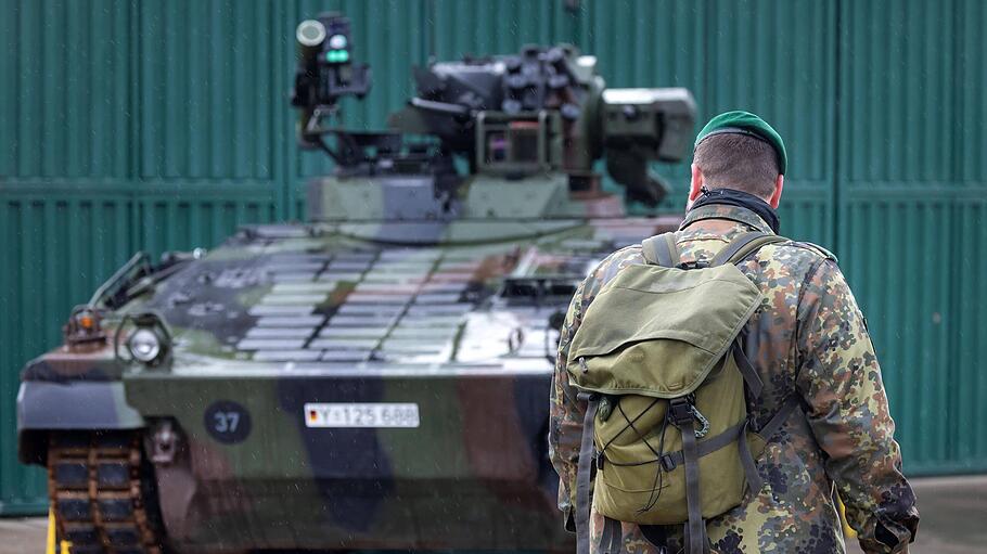 Ein Schützenpanzer Marder mit aufmontiertem Panzerabwehrsystem MELLS steht am 12.01.2023 bei einer Präsentation in der E