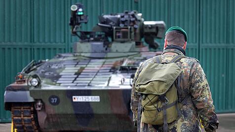 Ein Schützenpanzer Marder mit aufmontiertem Panzerabwehrsystem MELLS steht am 12.01.2023 bei einer Präsentation in der E