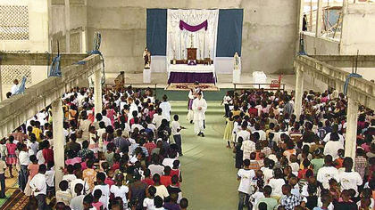 Sonntagsmesse im alten Ritus in der Pfarrkirche Unserer Lieben Frau von Lourdes in Libreville
