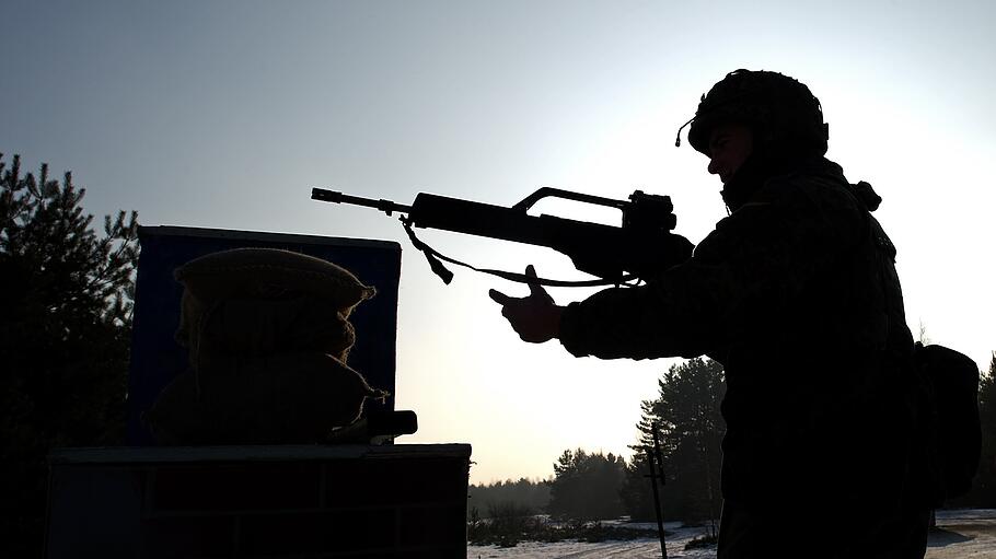 Letzte Rekruten bei Schießübung in Oberlausitz