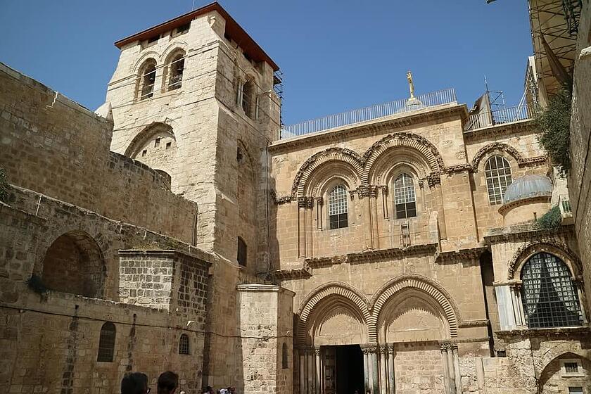 Grabeskirche von außen in Jerusalem