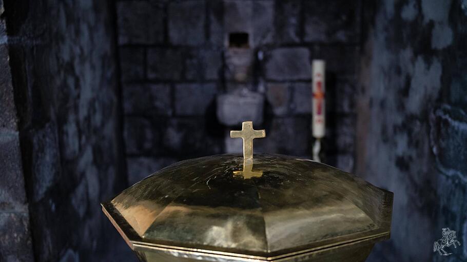 Innenaufnahme Taufnische im Narthex, Taufbecken, Wallfahrtskirche Notre-Dame, Orcival, Département Puy-de-Dome