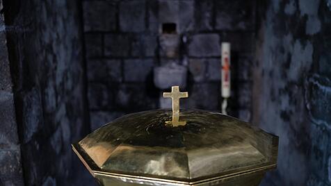 Innenaufnahme Taufnische im Narthex, Taufbecken, Wallfahrtskirche Notre-Dame, Orcival, Département Puy-de-Dome