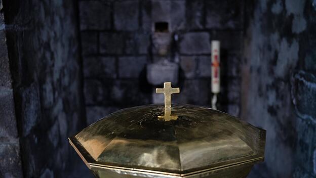Innenaufnahme Taufnische im Narthex, Taufbecken, Wallfahrtskirche Notre-Dame, Orcival, D&eacute;partement Puy-de-Dome