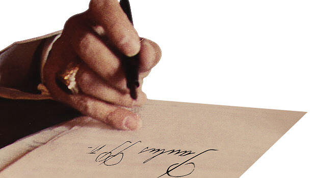 Papst Paul VI. an seinem Schreibtisch