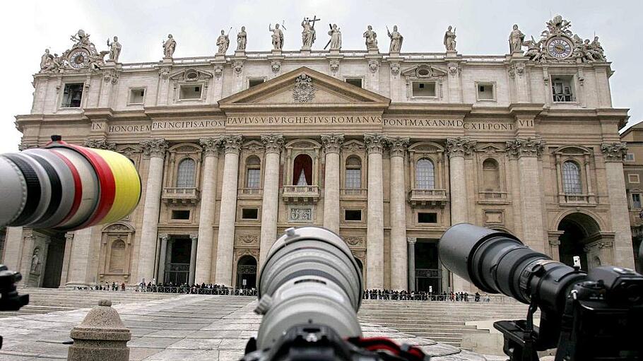 Papstwahl - Kamera-Objektive vor Petersdom