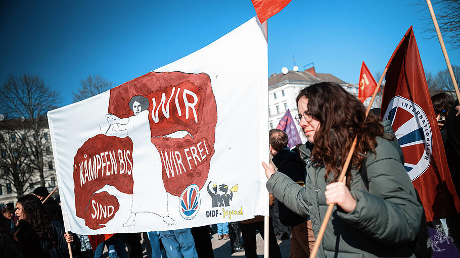 Welt-Frauentag - Demonstrantin beim Demo-Zug in Berlin