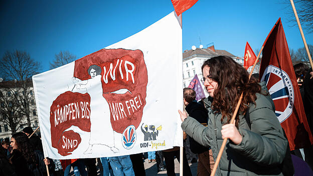 Welt-Frauentag - Demonstrantin beim Demo-Zug in Berlin