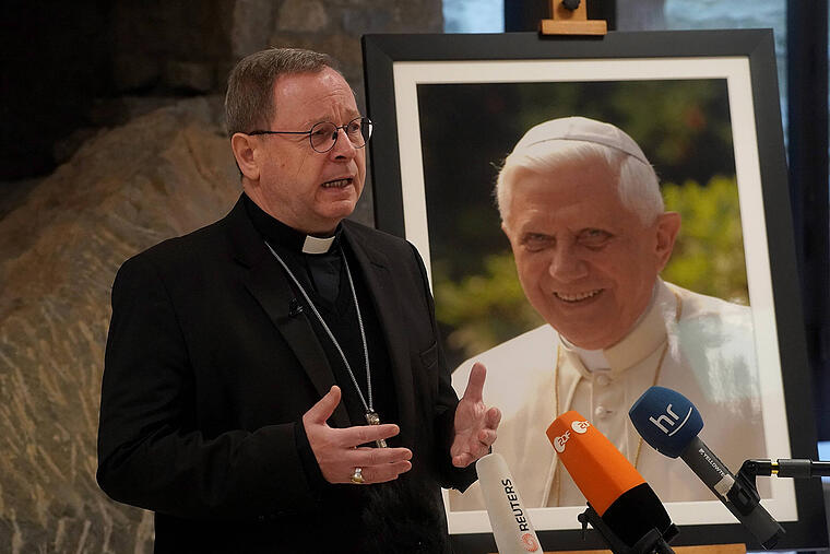 Georg Bätzing hält ein Statement zum Tod des emeritierten Papsts Benedikt.
