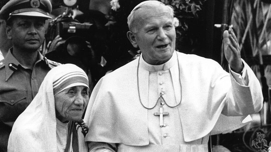 Papst Johannes Paul II POL mit Mutter Teresa ALB während seines Besuchs in Kalkutta PUBLICATI