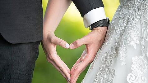 Ein Brautpaar formt ihre Hände während eines Hochzeitsshootings zu einem Herz. Rottweil Baden-Württemberg Deutschland *