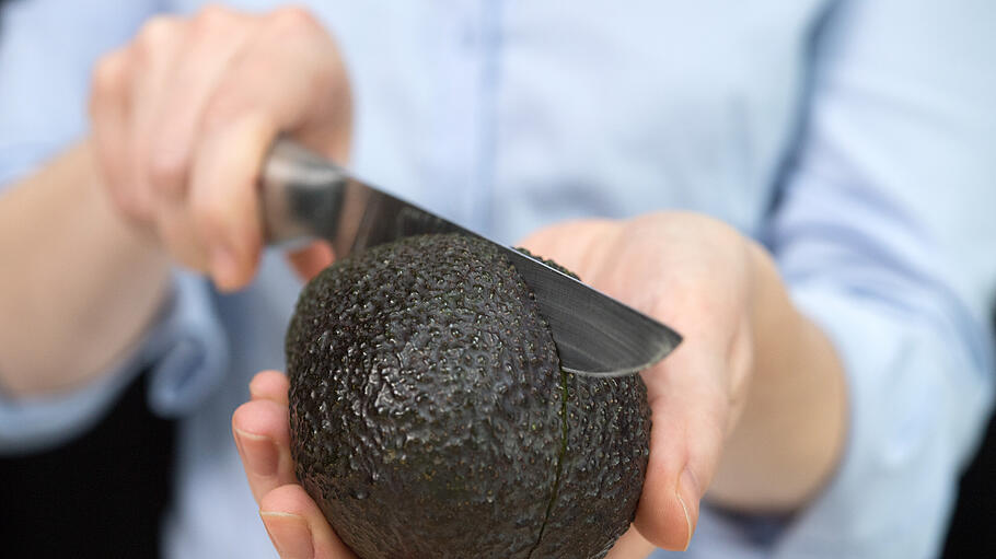 So löst man den Avocadokern