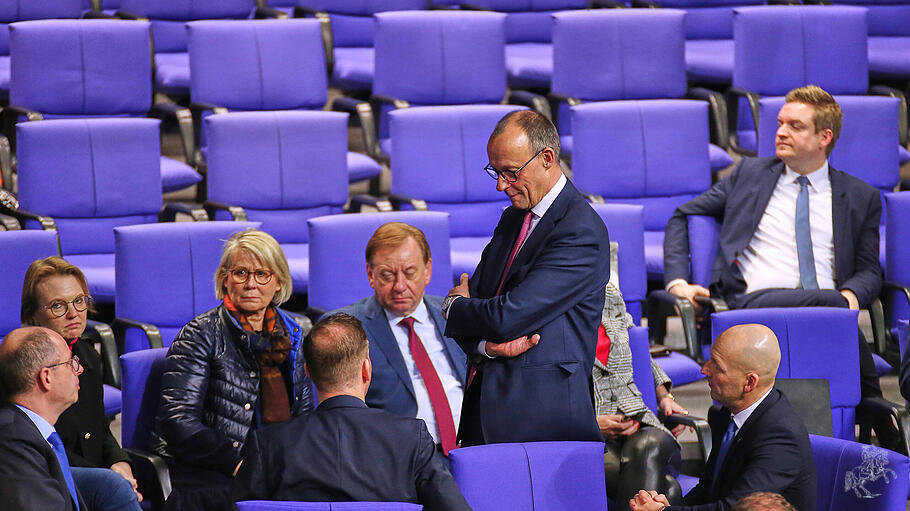 Friedrich Merz im Kreis der Fraktionskollegen