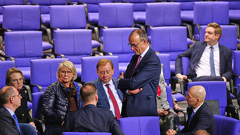 Friedrich Merz im Kreis der Fraktionskollegen