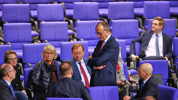 Friedrich Merz im Kreis der Fraktionskollegen