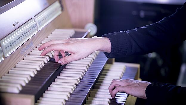 Coronavirus - Organist spielt vor Seniorenheimen