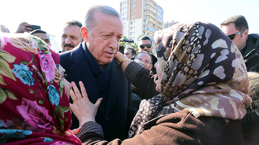 Präsident Erdoğan und seine Frau Emine treffen sich mit Erdbebenopfern