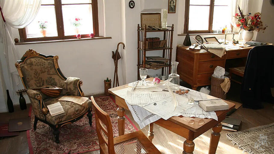 Als sei der Komponist nur kurz ausgegangen: In der M&ouml;dlinger Beethoven-Wohnung liegen Notenbl&auml;tter und Kleidungsst&uuml;cke scheinbar achtlos herum. Hier entstand die Missa solemnis.