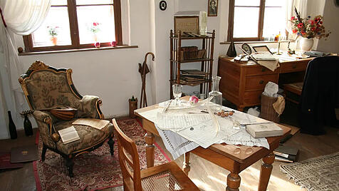 Als sei der Komponist nur kurz ausgegangen: In der M&ouml;dlinger Beethoven-Wohnung liegen Notenbl&auml;tter und Kleidungsst&uuml;cke scheinbar achtlos herum. Hier entstand die Missa solemnis.