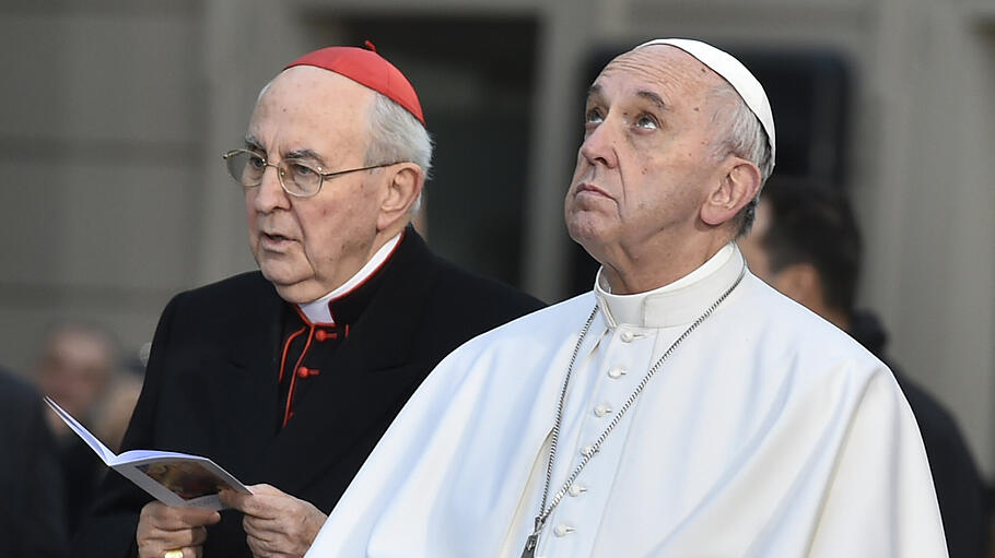 Papst Franziskus betet vor der Mariens&auml;ule in Rom