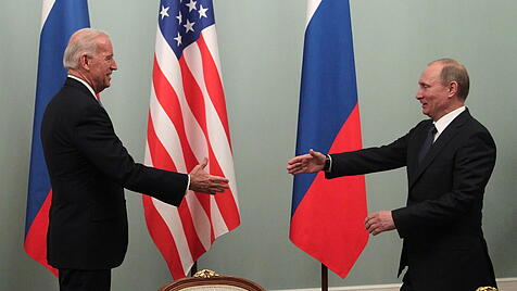 Biden und Putin in Moskau im Jahr 2011.