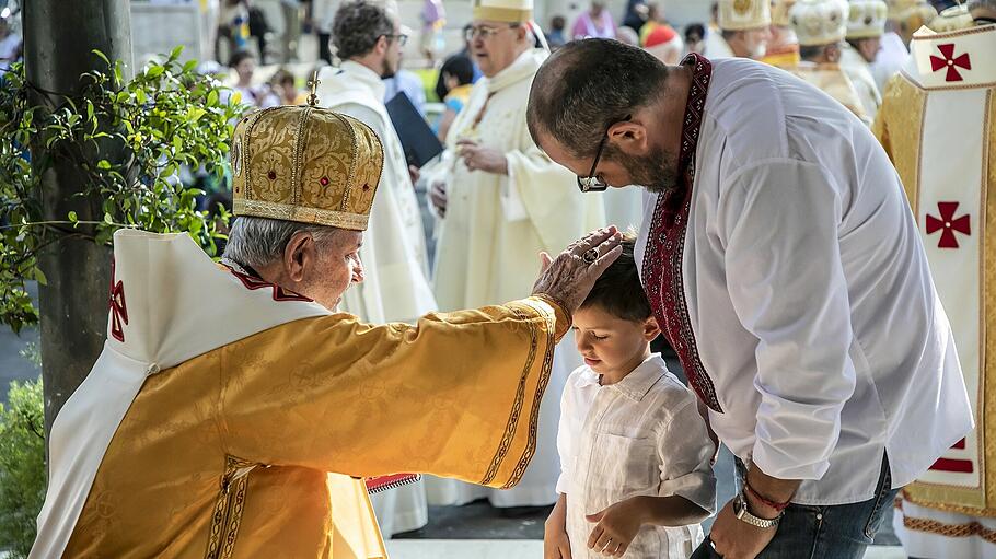 Bischof segnet Kind