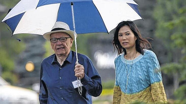 Rupert Murdoch neben seiner Frau Wendi Deng