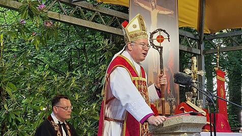 Weihbischof Graf zu Stolberg feierte ein festliches Pontifikalamt  in Maria Vesperbild.